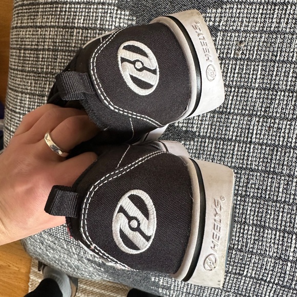 HEELEYS SIZE 2- LIGHTLY USED - Picture 9 of 12